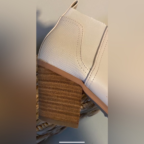 Dolce Vita Ankle Boots - Picture 5 of 8